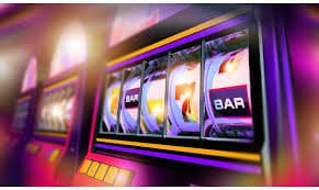 pp6 slot မြန်မာ ကစားသမား မိုဘိုင်းကစားနေသောပုံ